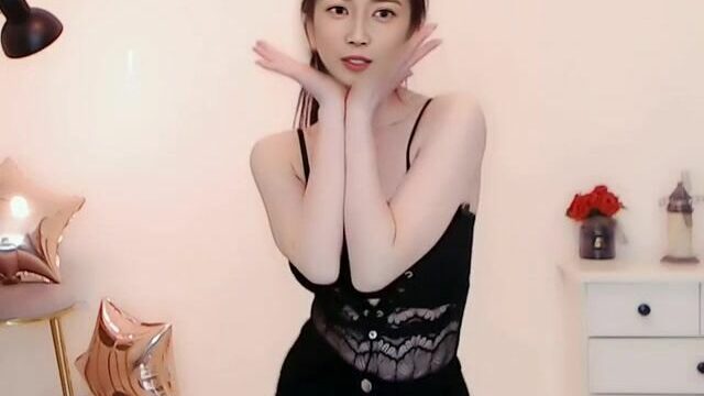 Deepfake Chen Yuqi dancing in erotic outfit [陈钰琪 智能換臉]